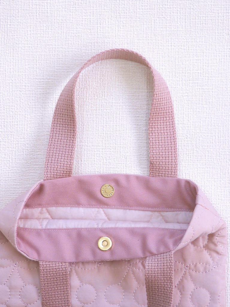 荷物が出にくいマグネットホック付き